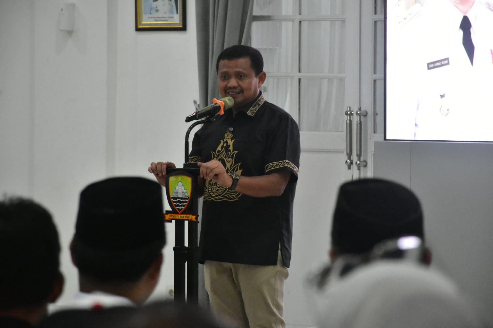 Bupati-Sumedang-Dony-Ahmad-Munir-saat-memberikan-arahan-pada-pelantikan-pengurus-DPC.jpg
