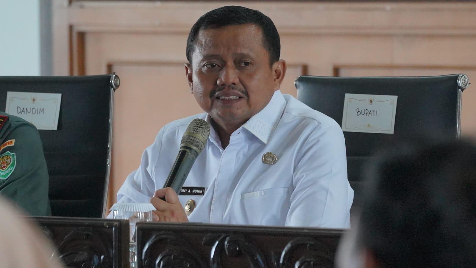 Bupati-Sumedang-Dony-Ahmad-Munir-saat-memimpin-rapat-koordinasi.jpg