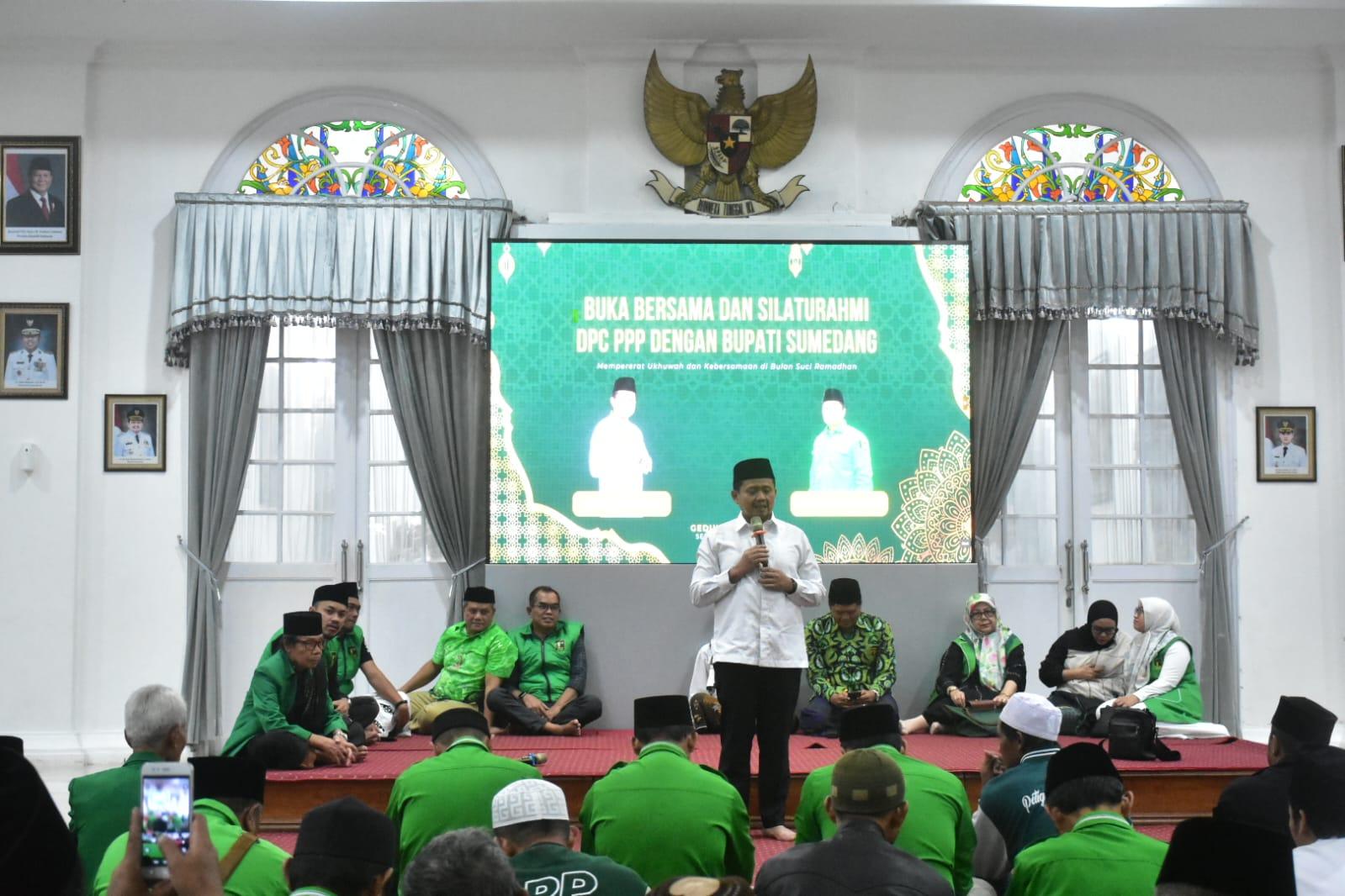 Bupati-Sumedang-Dony-Ahmad-Munir-saat-menghadiri-acara-silaturahmi-dan-buka-puasa-bersama-adv.jpg
