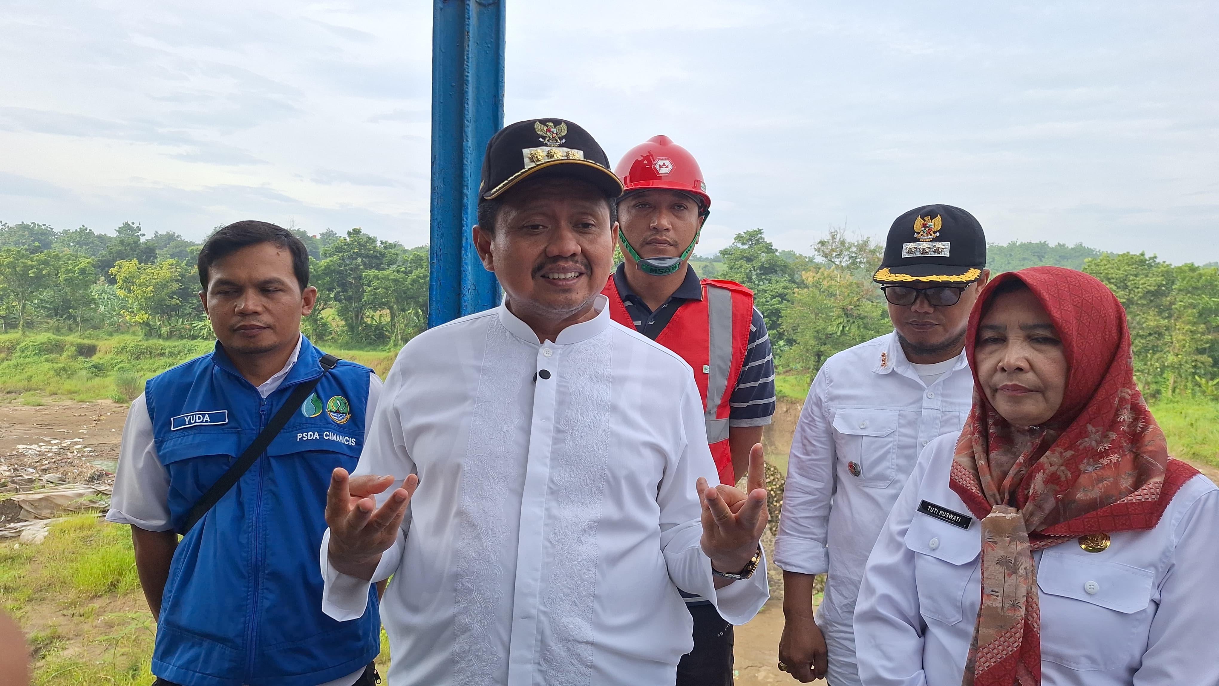Bupati-Sumedang-Dony-Ahmad-Munir-saat-meninjau-lokasi-bendung-Casing.jpg