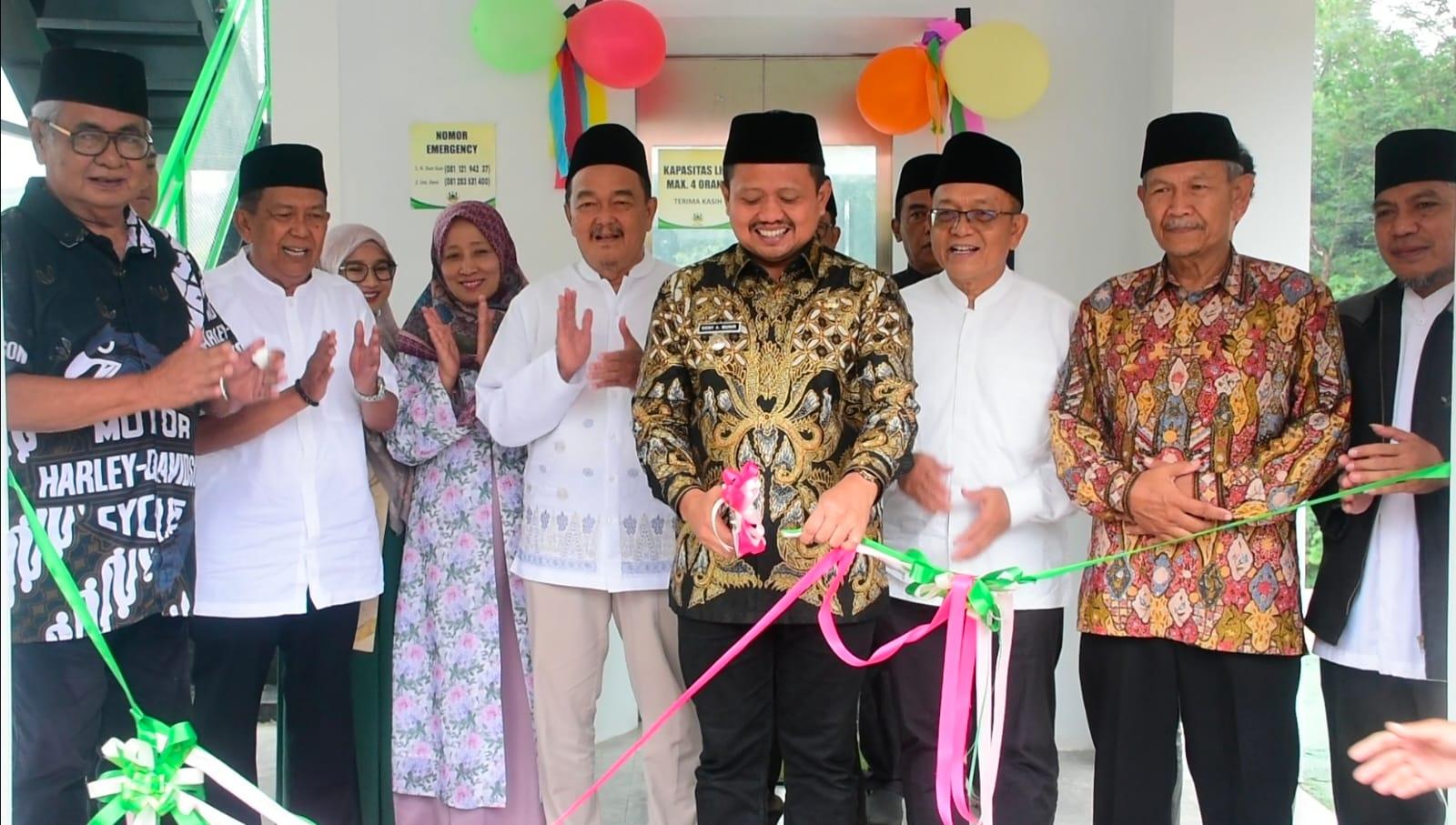 Bupati-Sumedang-Dony-Ahmad-Munir-saat-meresmikan-penggunaan-lift-dan-jembatan.jpg