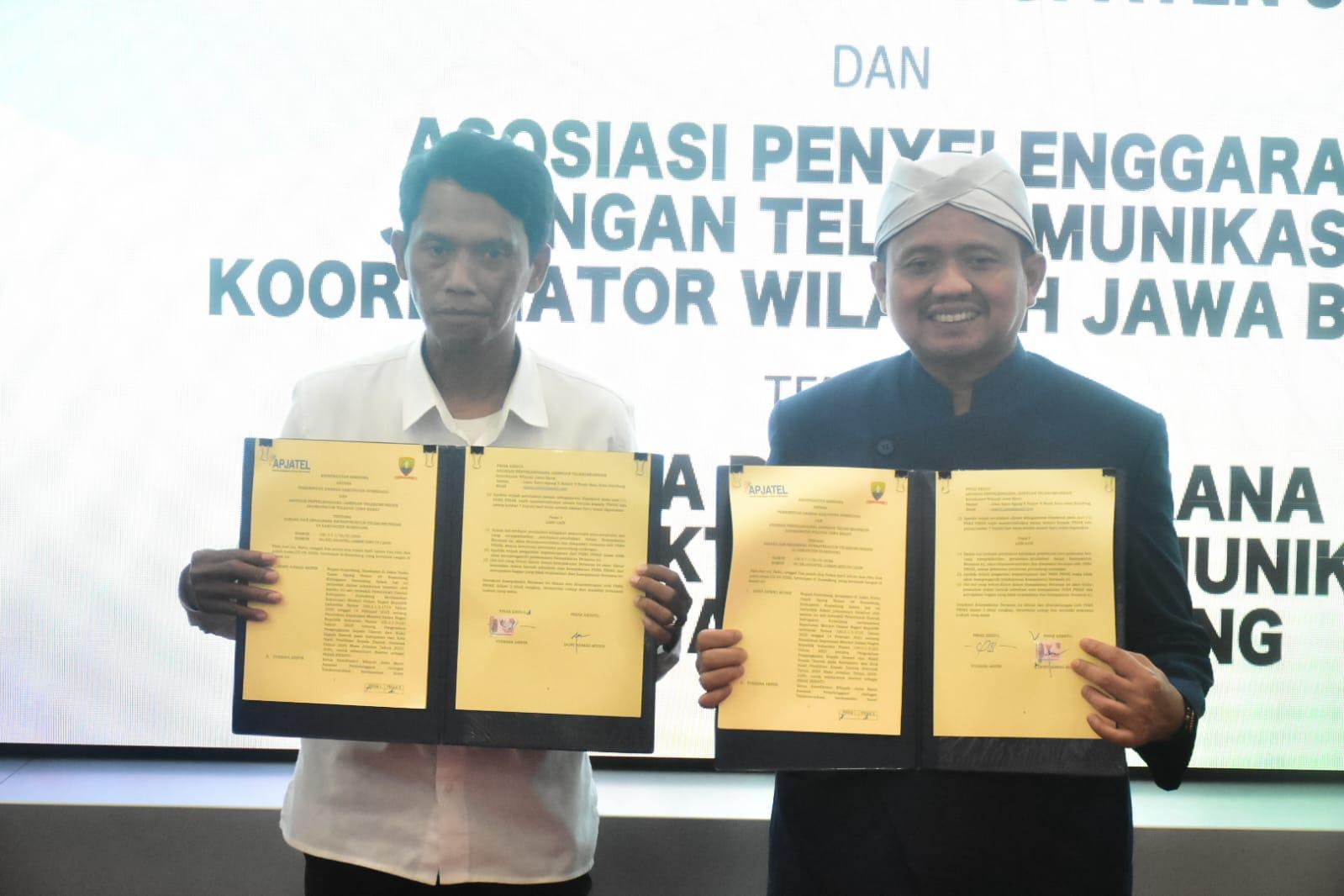 Bupati-Sumedang-Dony-Ahmad-Munir-saat-penandatanganan-nota-kesepahaman-MoU.jpg