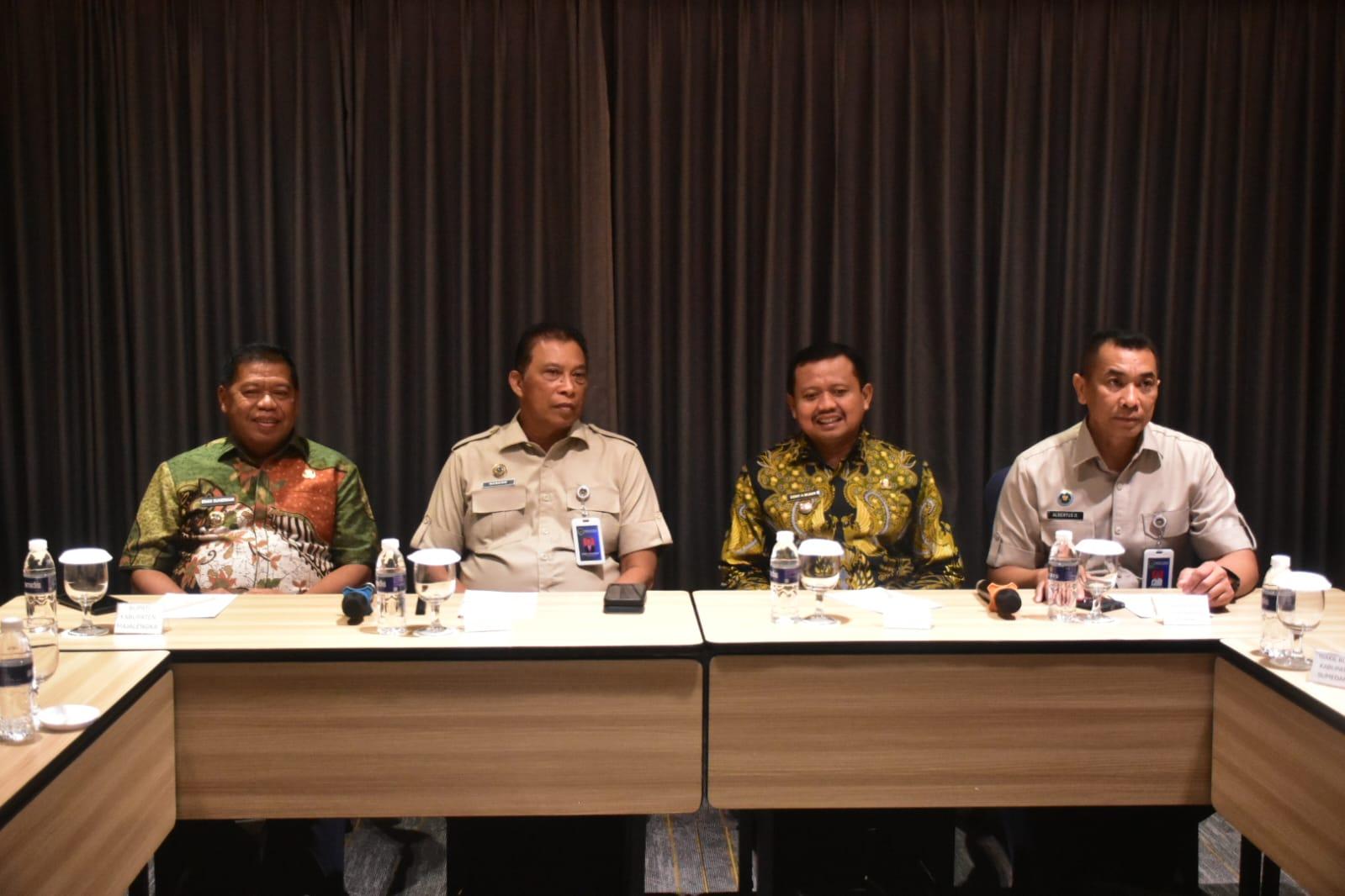 Bupati-Sumedang-Dony-Ahmad-Munir-saat-rapat-koordinasi-dan-evaluasi-pengawasan.jpg
