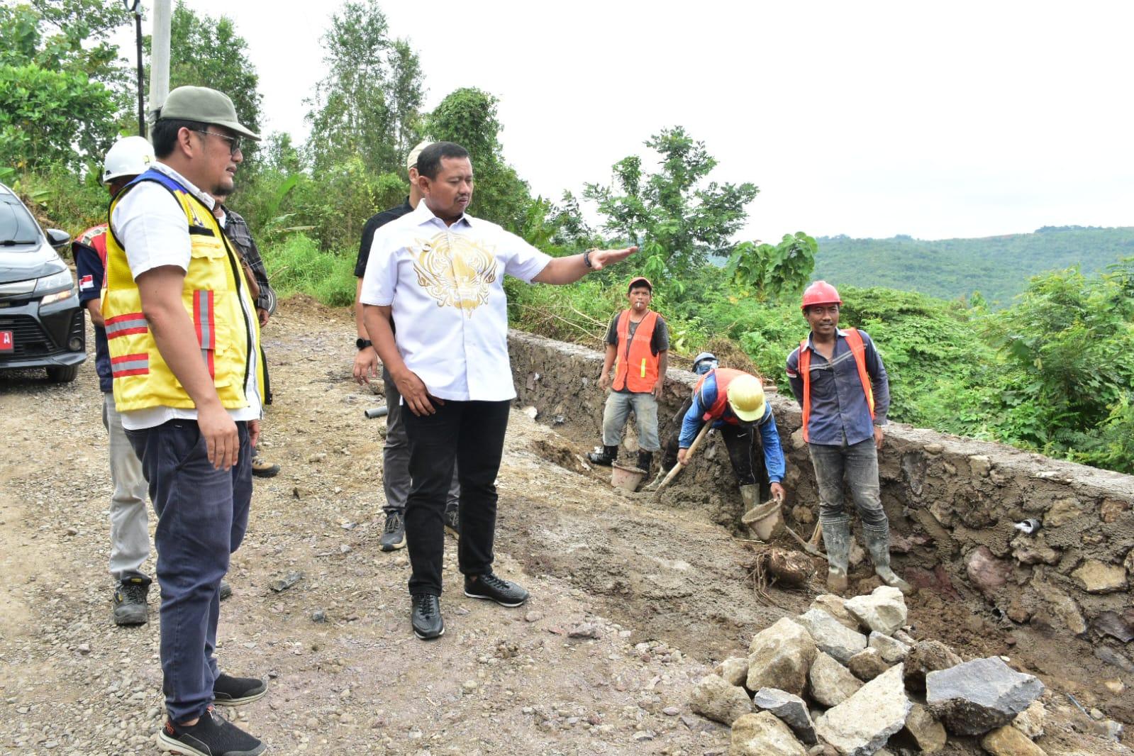 Bupati-Sumedang-Dony-Ahmad-Munir-setelah-meninjau-langsung-lokasi-ruas-Jalan-Conggeang.jpg