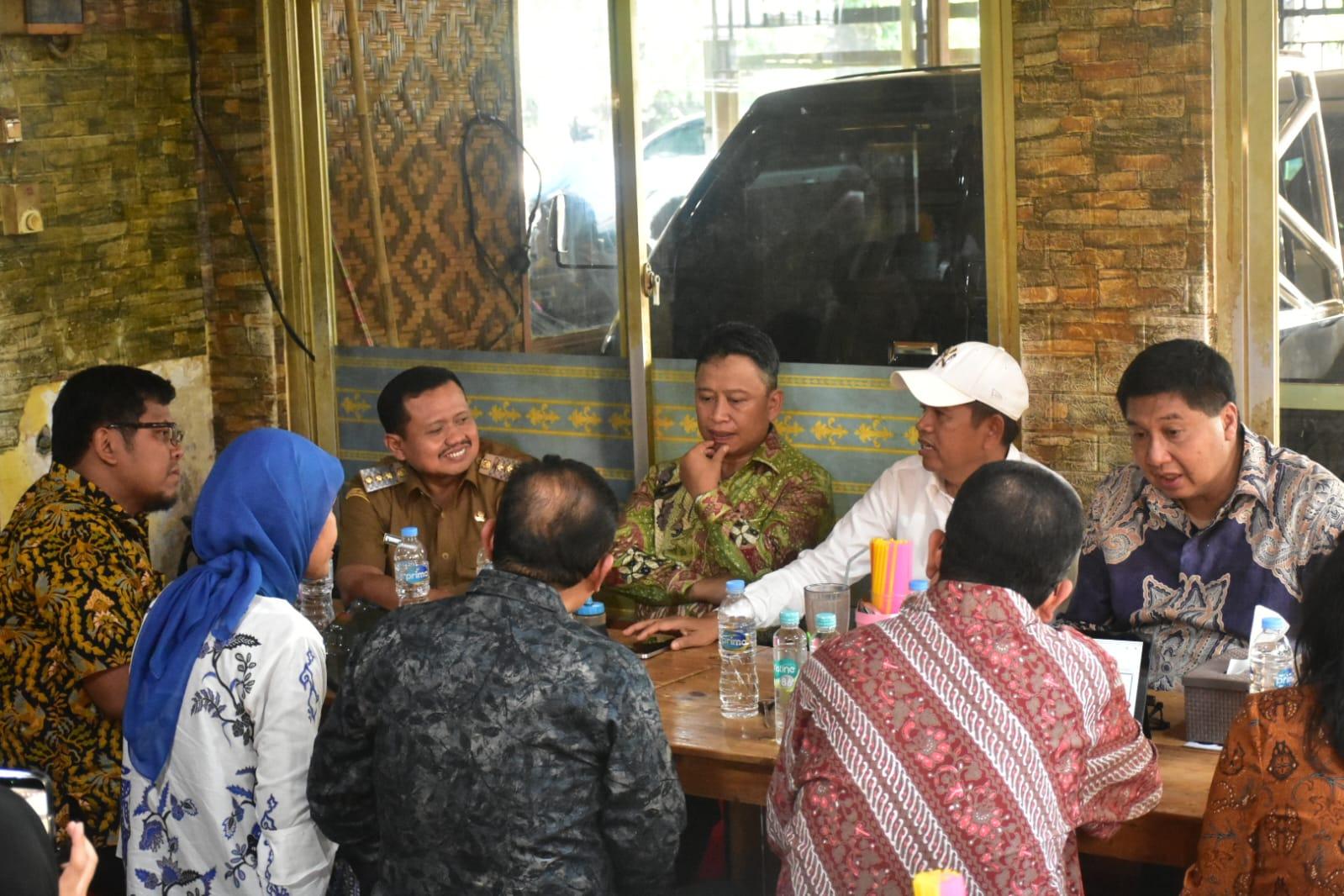 Bupati-Sumedang-Dony-Ahmad-Munir-usai-menghadiri-rapat-koordinasi.jpg