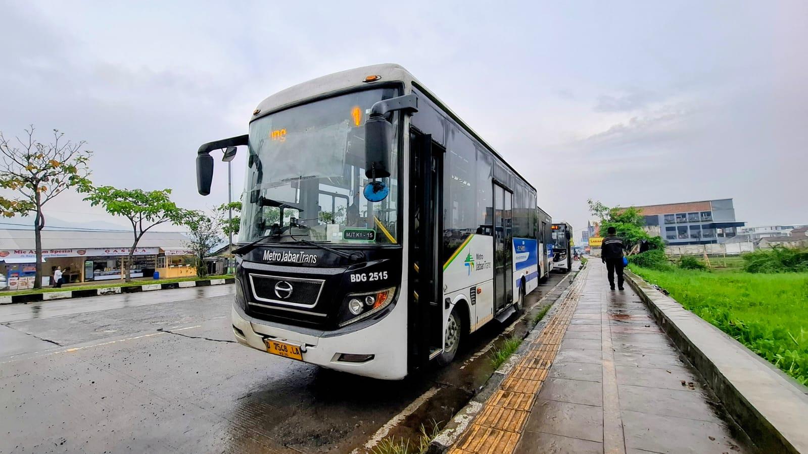 Bus-Metro-Jabar-Trans-sedang-b.jpg