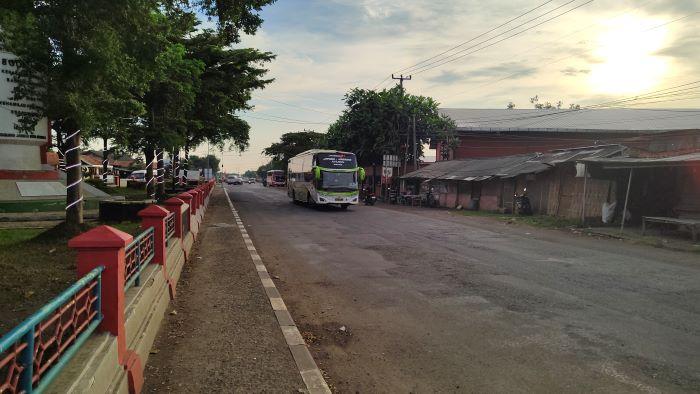 Bus-memilih-lewat-jalur-alternatif-ke-pusat-kota-Indramayu-Senin-1542024.jpg