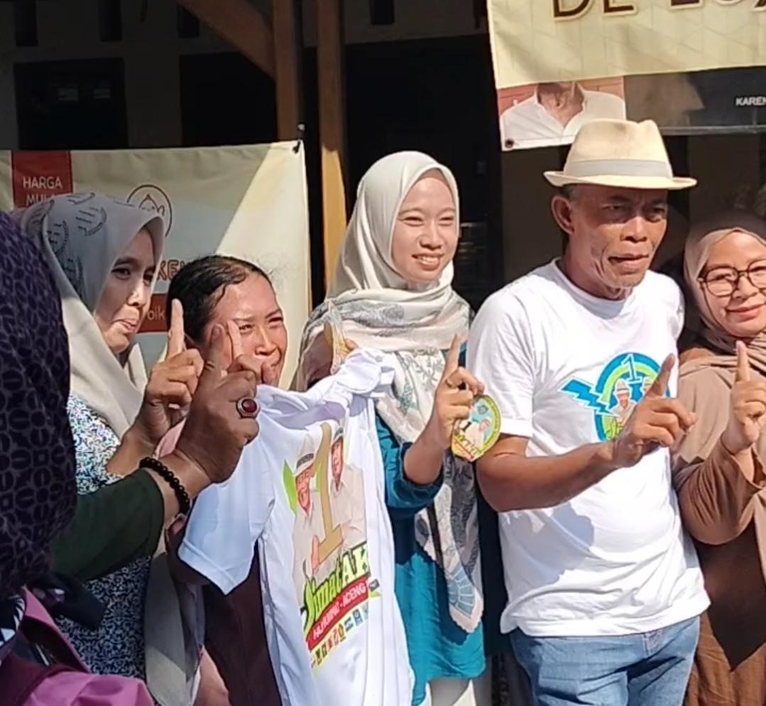 Calon-Bupati-Subang-Ruhimat-Dikrubuti-Emak-emak-Ingin-Minta-Selfi-saat-Blusukan-Kampanye-ke-Pantura.jpg