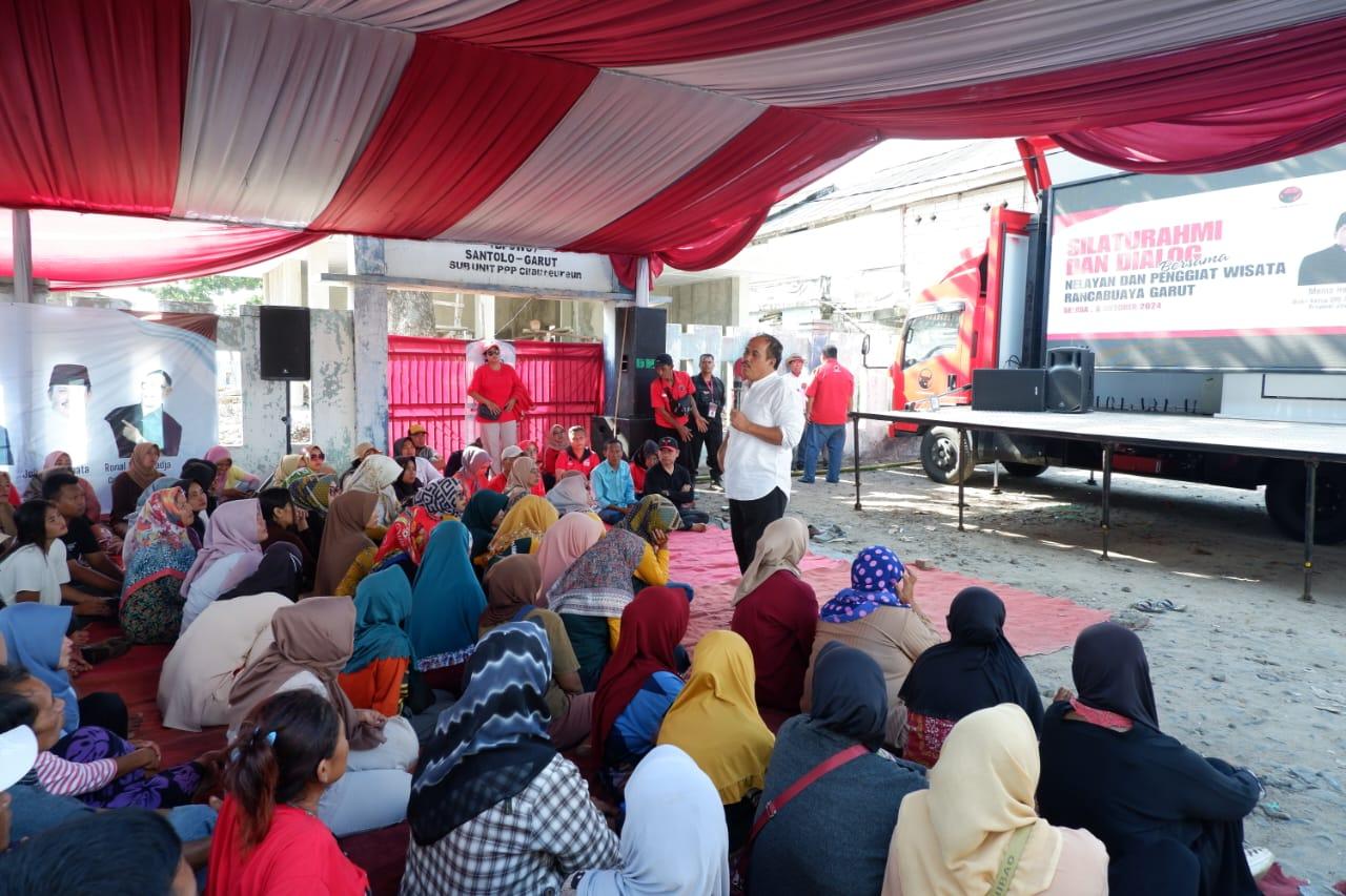 Calon-Gubernur-Jabar-Jeje-Wiradinata-saat-bersilaturahmi-dengan-nelayan-di-Pantai-Santolo.jpg