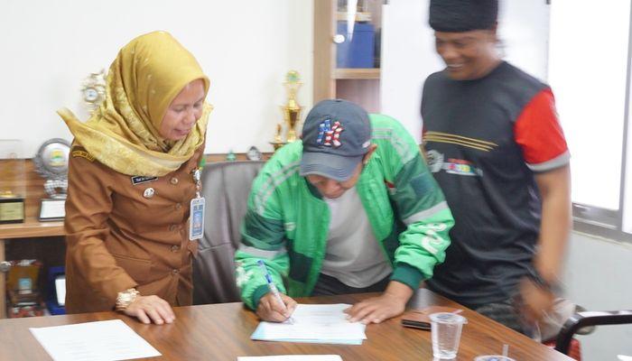 Camat-Mandalajati-Yati-Sri-Sumiati-menyaksikan-penandatangan.jpg