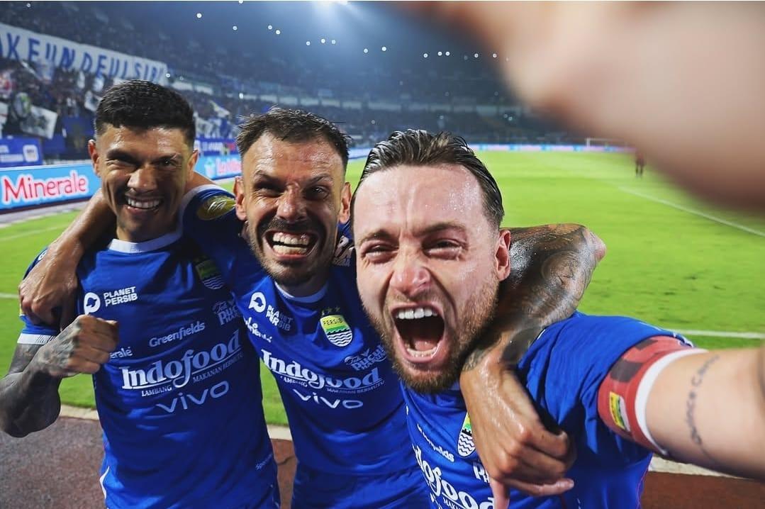Ciro-Alves-Tyronne-del-Pino-dan-Marc-Klok-merayakan-gol-persib-ah.jpg