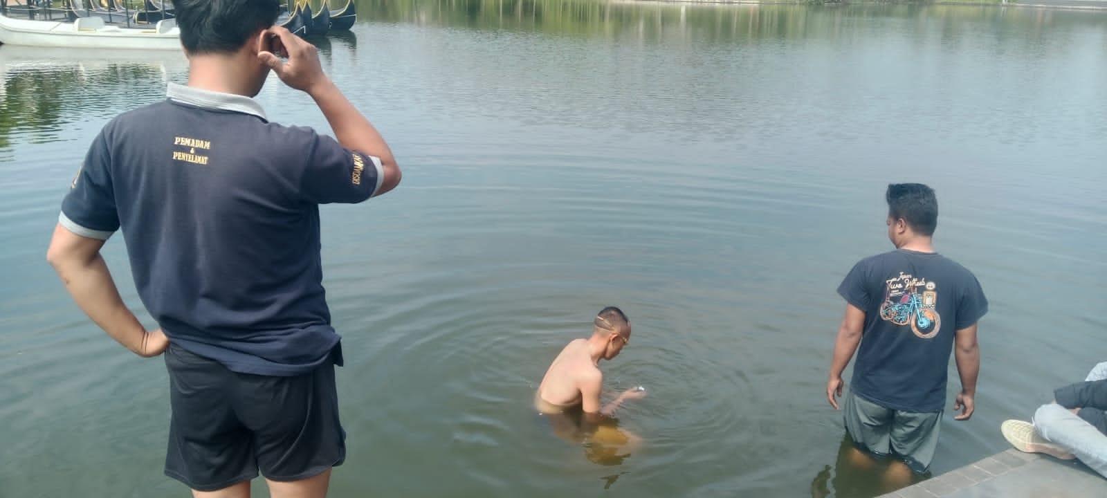 DEDIKASI TINGGI, Damkar Bandung Sigap Selami Kolam Retensi Cuma Ambil Hape Supiyah yang Kecemplung