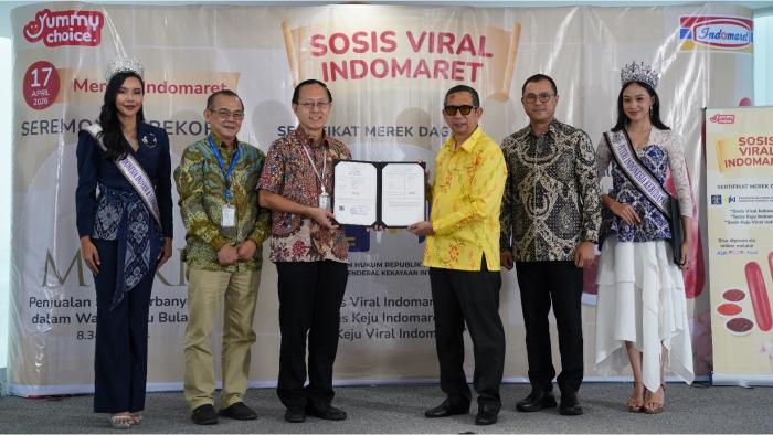DJKI-Kementerian-Hukum-menyerahkan-sertifikat-merek-kepada-Indomaret.jpg