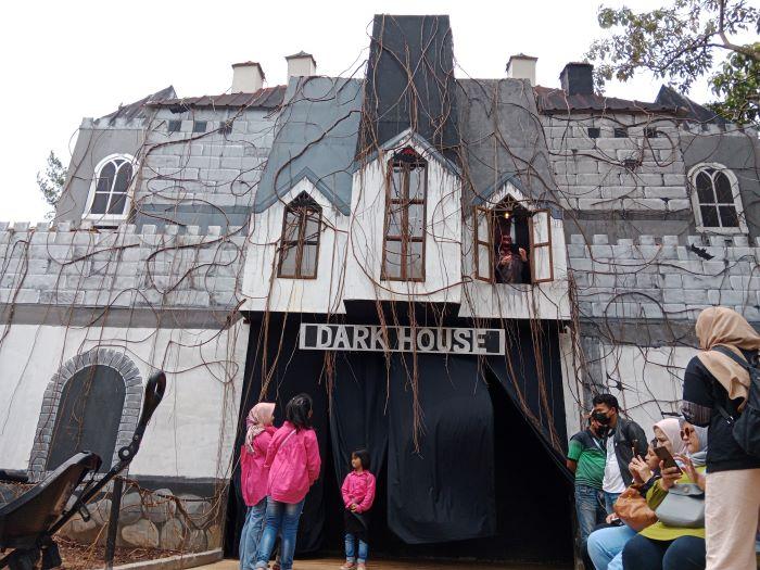 Dark-House-atau-rumah-hantu-di-Jatinangor-National-Flower-Park-Jumat-30122022.jpg