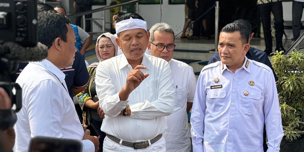 Dedi-Mulyadi-bersama-Kepala-BKD-memantau-Samsat-Soekarno-Hatta.jpg