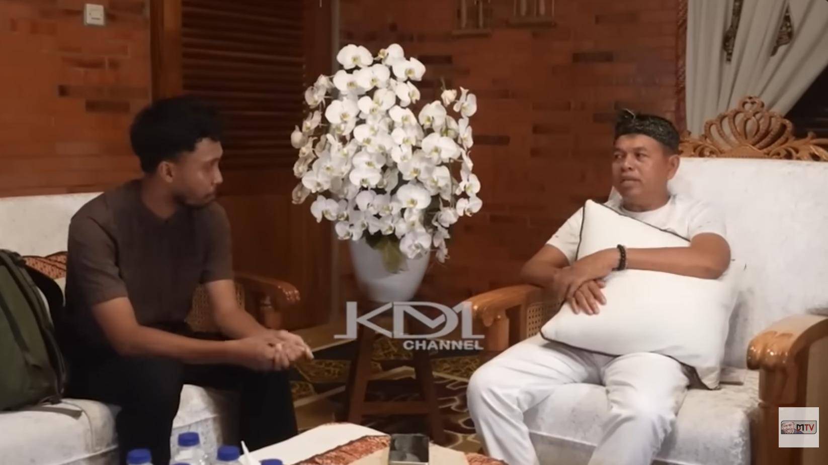 Dedi-Mulyadi-dialog-dengan-Lantang-warga-yang-viral-dipersulit-bayar-pajak-kendaraan-bermotor.jpg
