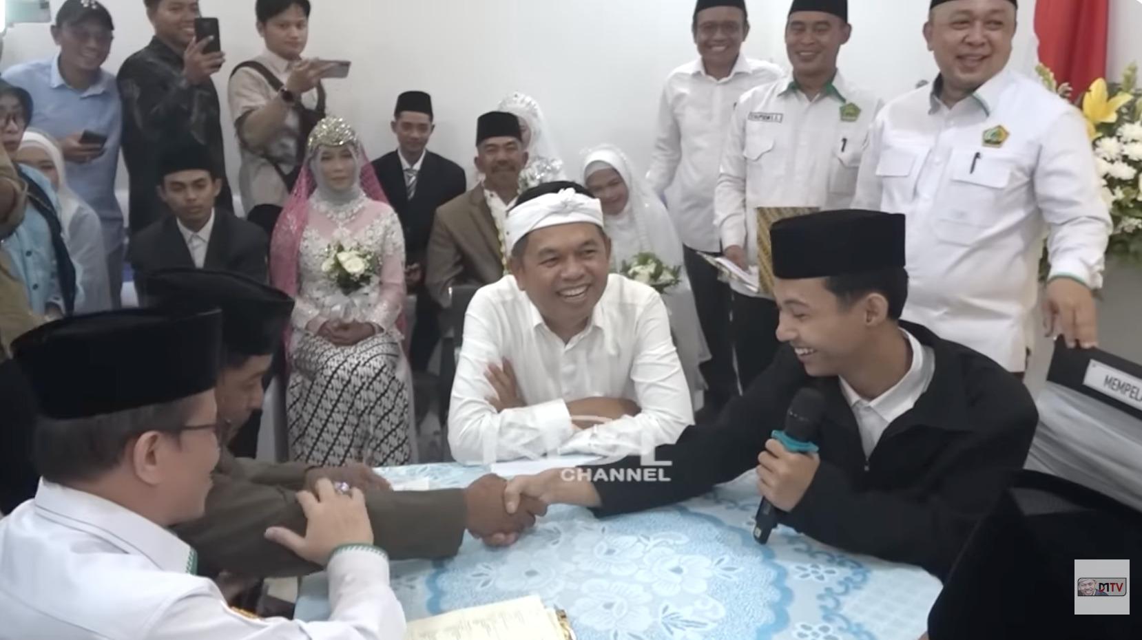 Dedi-Mulyadi-jadi-saksi-pernikahan-massal-di-KUA-Jonggol.jpg