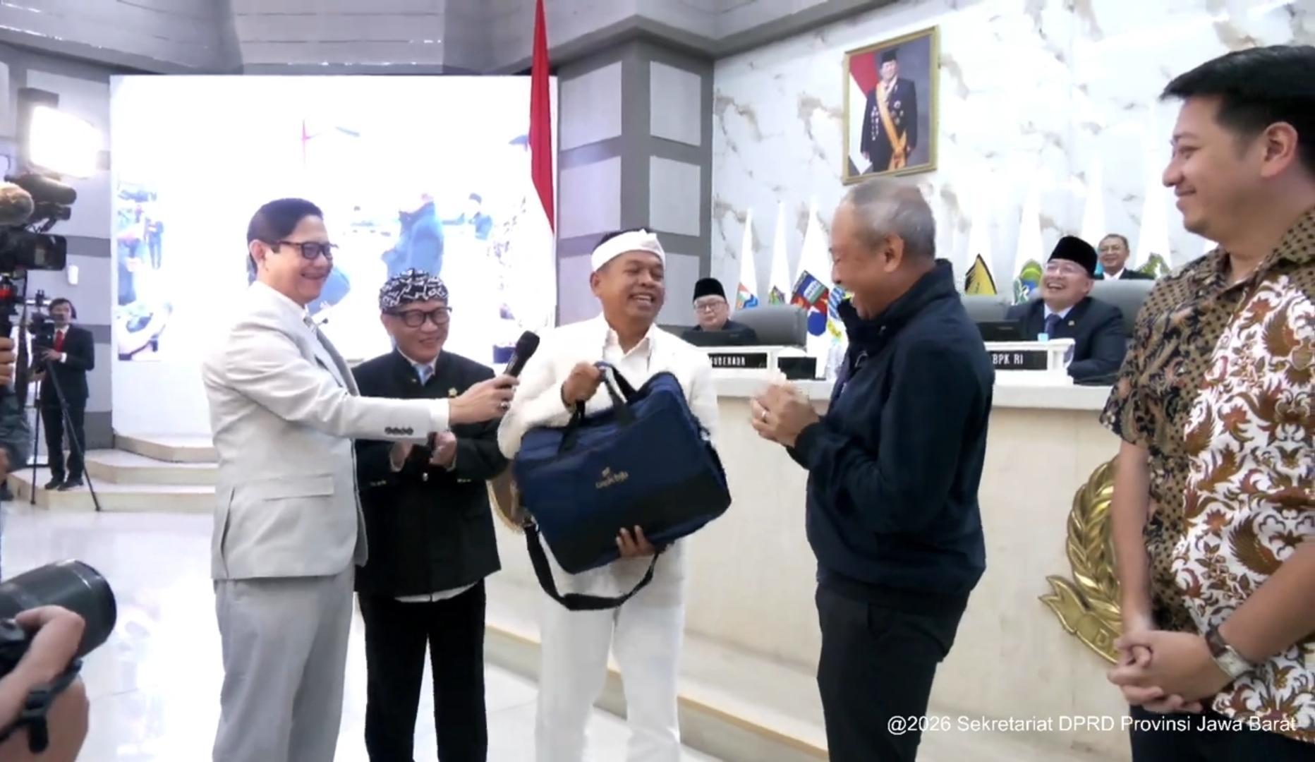 Dedi-Mulyadi-menyerahkan-bonus-Rp1-miliar-untuk-pemain-Persib.jpg