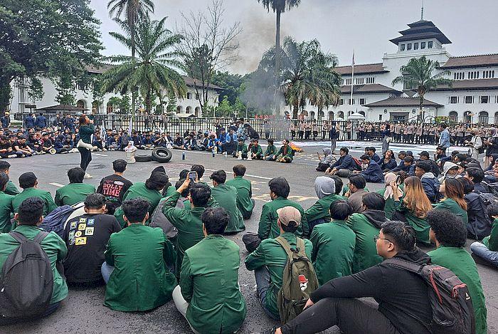 Demo-mahasiswa-di-depan-Gd-Sate-Jumat-2203024.jpg