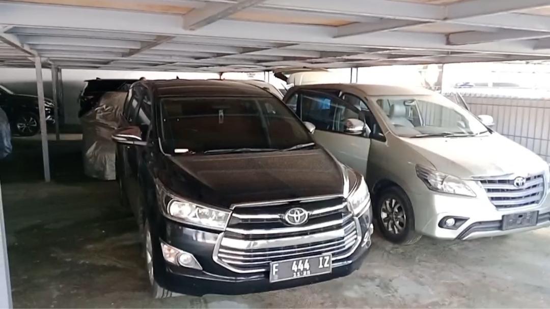 Deretan-mobil-mewah-terparkir-di-Kejari-Cirebon.jpg