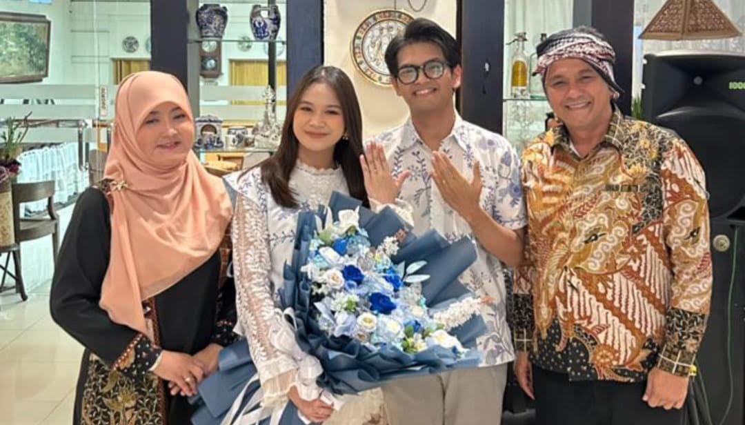 Diky-Candra-Negara-didampingi-istri-dan-anaknya-hadiri-proses-lamaran-di-Surabaya.jpg