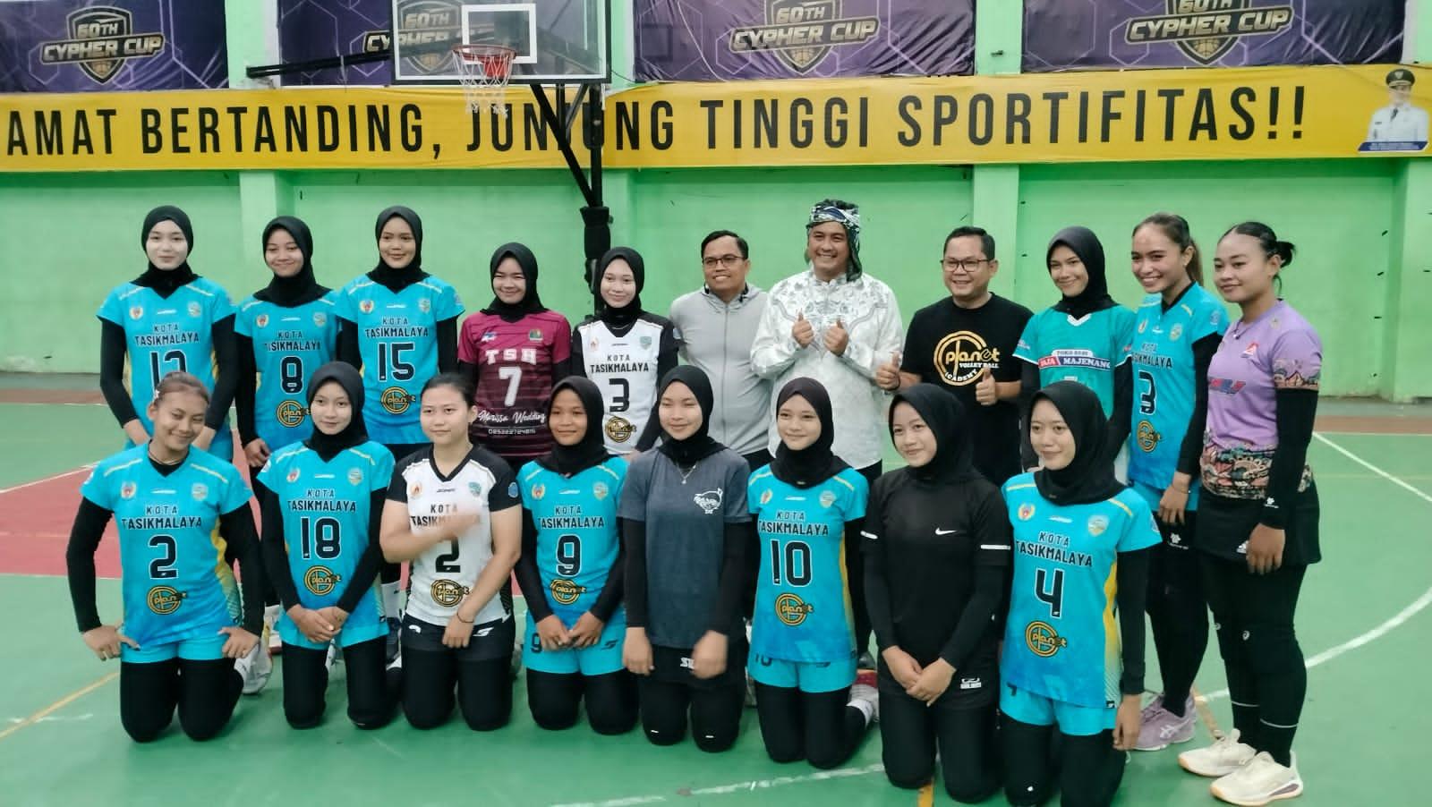 Diky-Candra-Negara-meninjau-latihan-tim-bola-voli-putri.jpg