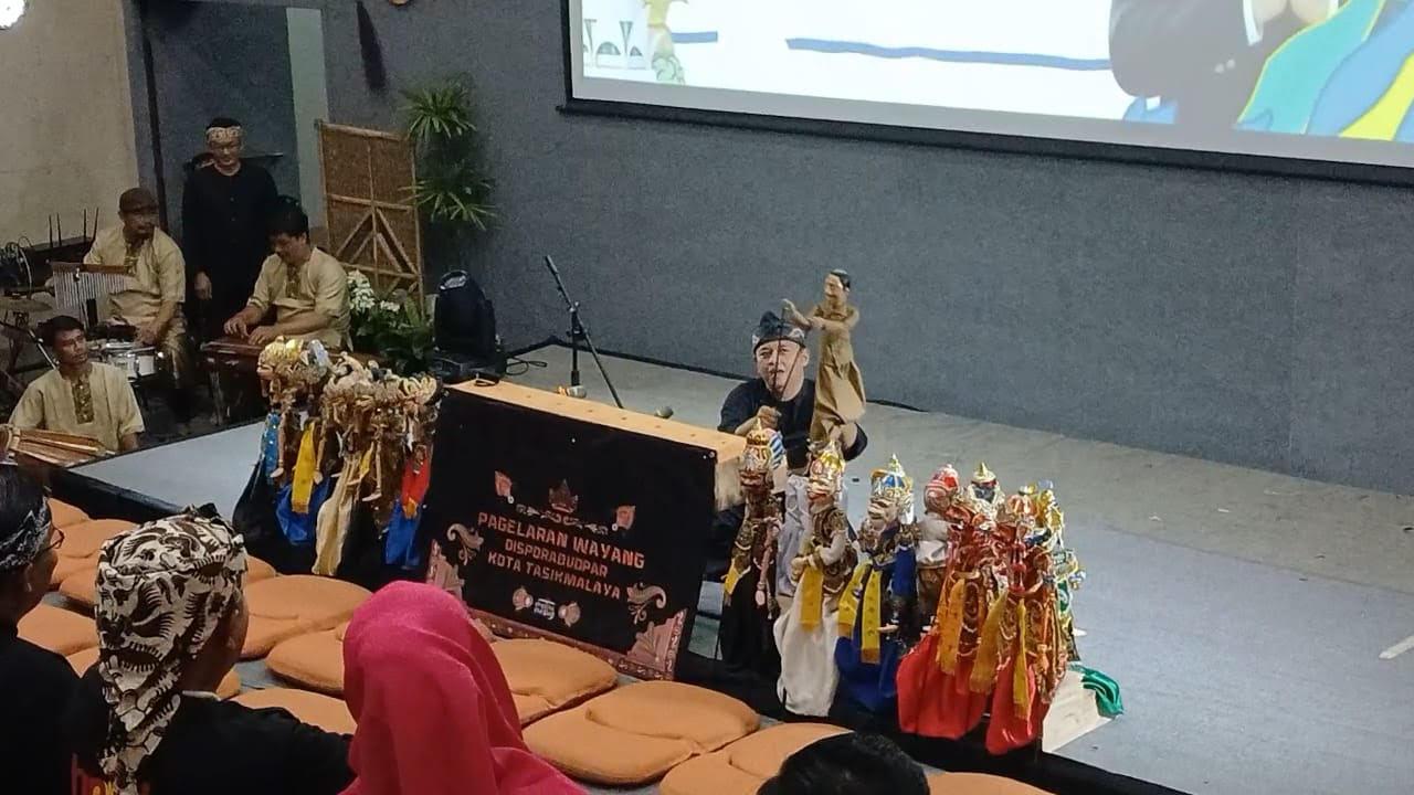 Diky-Candra-Negara-menjadi-dalang-saat-membuka-rapat-Musrenbang.jpg
