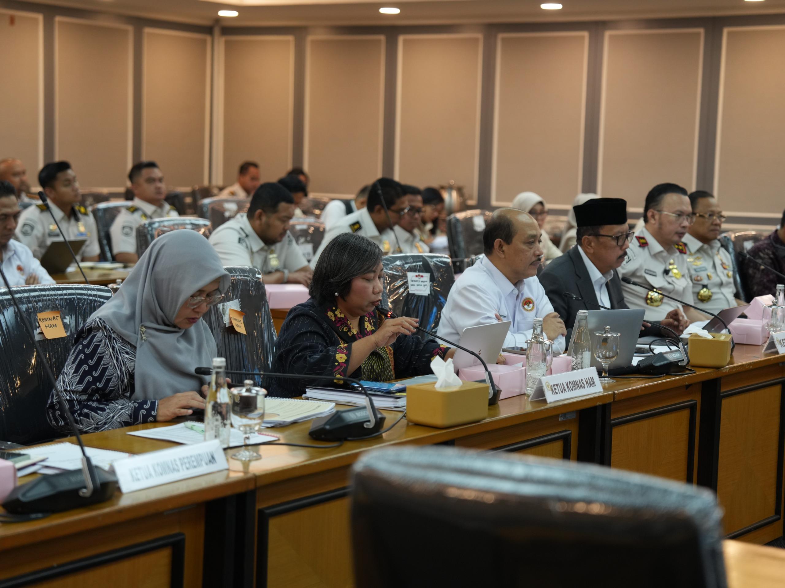 Direktur-Jenderal-Imigrasi-Hendarsam-Marantoko-dalam-dengar-pendapat.jpg