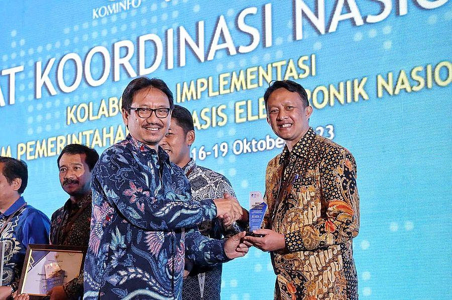 Pemkot Bandung Raih Penghargaan Instansi Terbaik Pemanfaatan SPL, 236 Aplikasi di Bandung yang Aktif