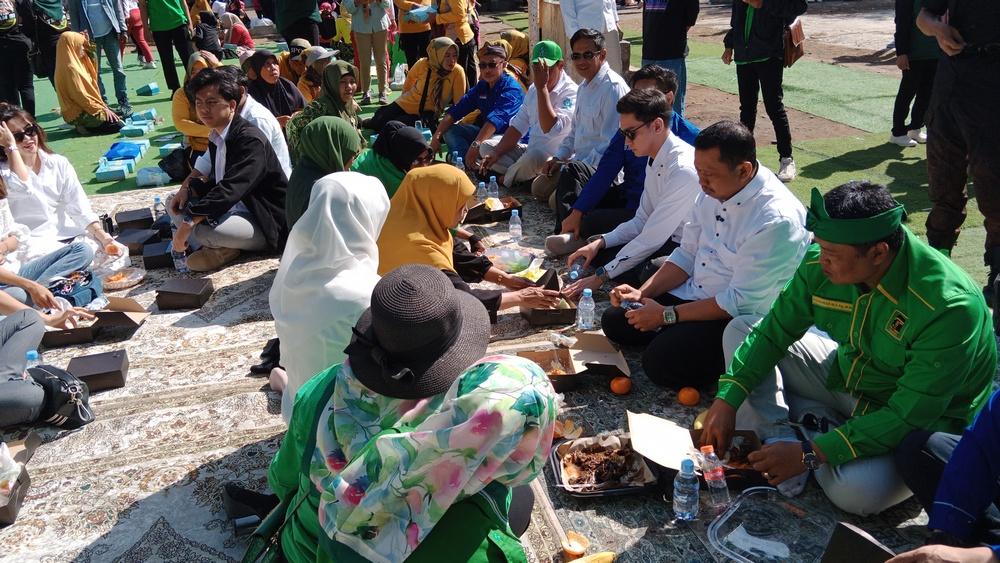 Dony-Ahmad-Munir-dan-Fajar-Aldila-bersantap-sarapan-dengan-warga-di-Darmaraja.jpg