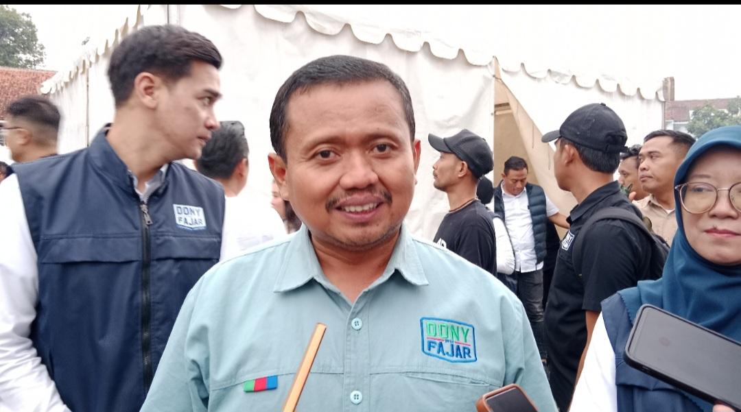 Dony-Ahmad-Munir-dan-Fajar-Aldila-diwawancara-TribunJabarid-saat-kampaye-akbar-3.jpg