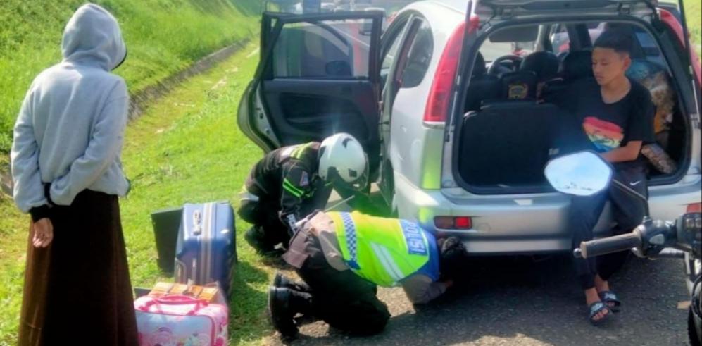 Mobil Pemudik Alami Ban Bocor di Tol Cipali Subang, Polisi Sigap Bantu Ganti Ban