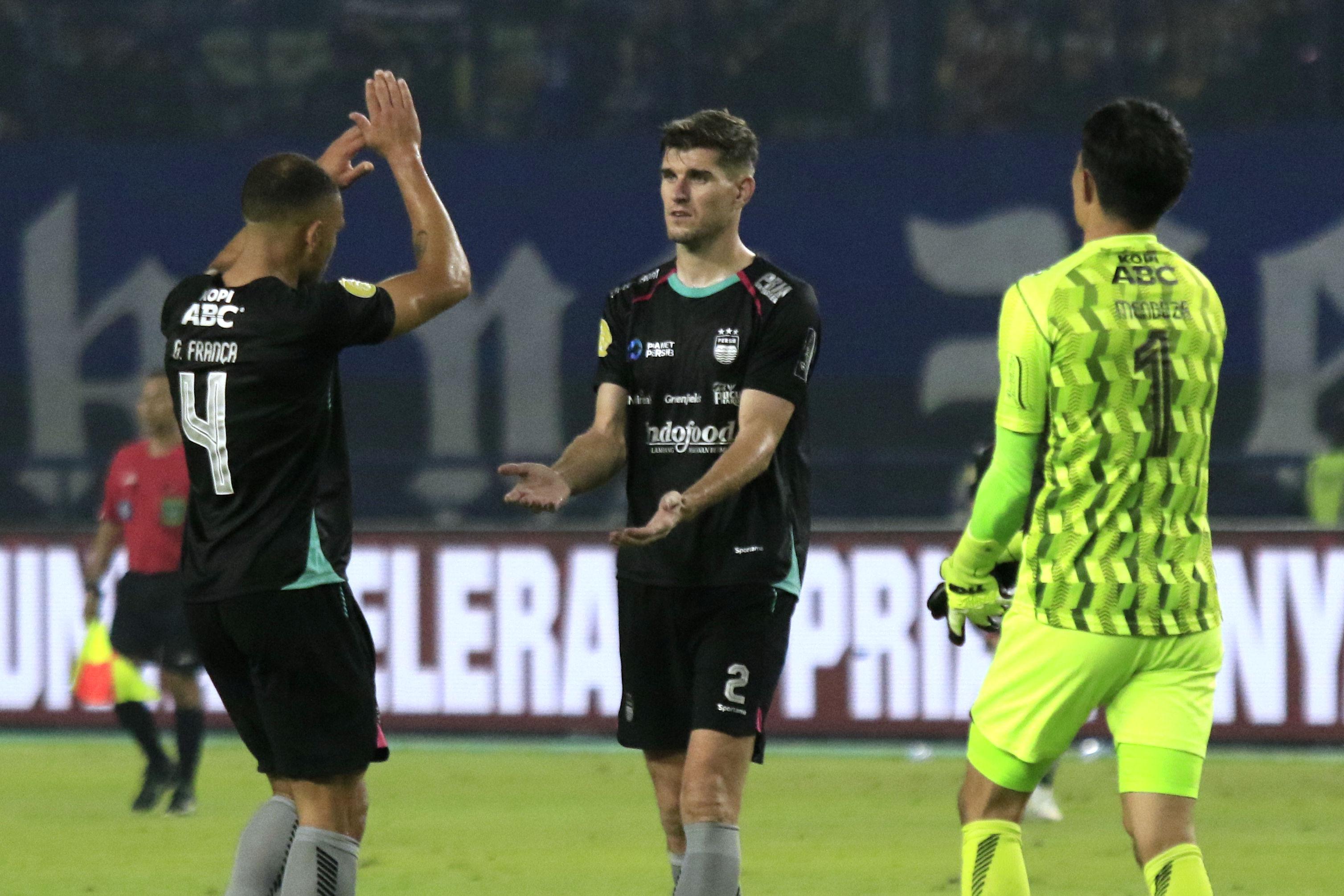 Dua-bek-Persib-Bandung-Gustavo-Franca-dan-Nick-Kuipers-merayakan-kemenangan.jpg