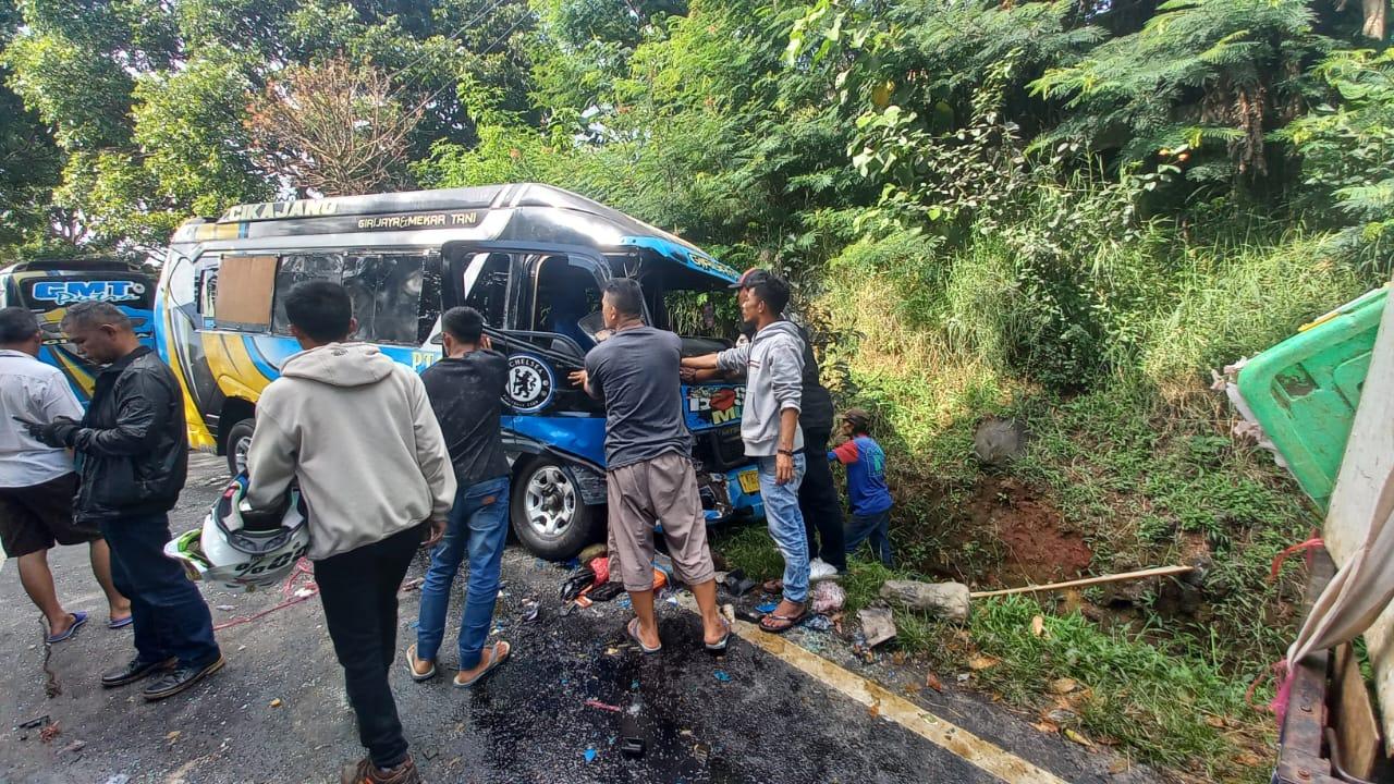 'Maling' Jalan, Mobil Pikap Kecelakaan Adu Banteng dengan Elf di Cisurupan Garut hingga Ringsek