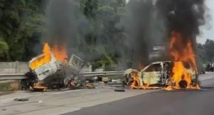 Dua-mobil-terbakar-dalam-kecelakaan-di-Tol-Jakarta-Cikampek-Karawang-Jawa-Barat.jpg