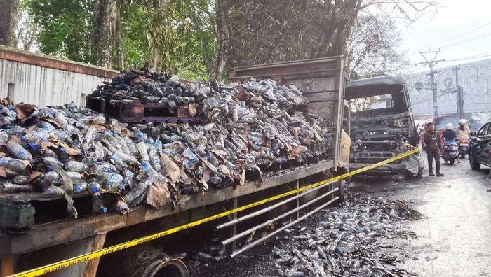 Dua-mobil-terbakar-setelah-terjadi-kecelakaan-yang-terjadi-di-Cianjur-Jawa-Barat.jpg