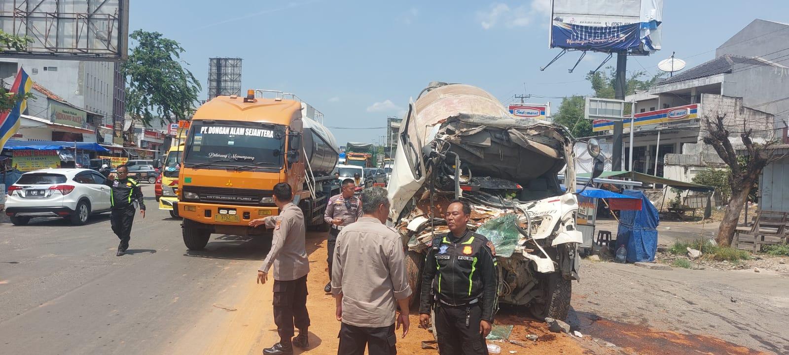 Kecelakaan di Karawang, Truk Tabrak Truk karena Tak Jaga Jarak, Satu Orang Luka