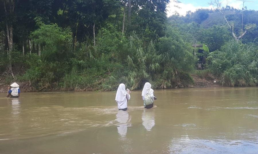 Jembatan Putus Diterjang Banjir, Pelajar di Sukabumi Kembali Pertaruhkan Nyawa Terjang Sungai Deras