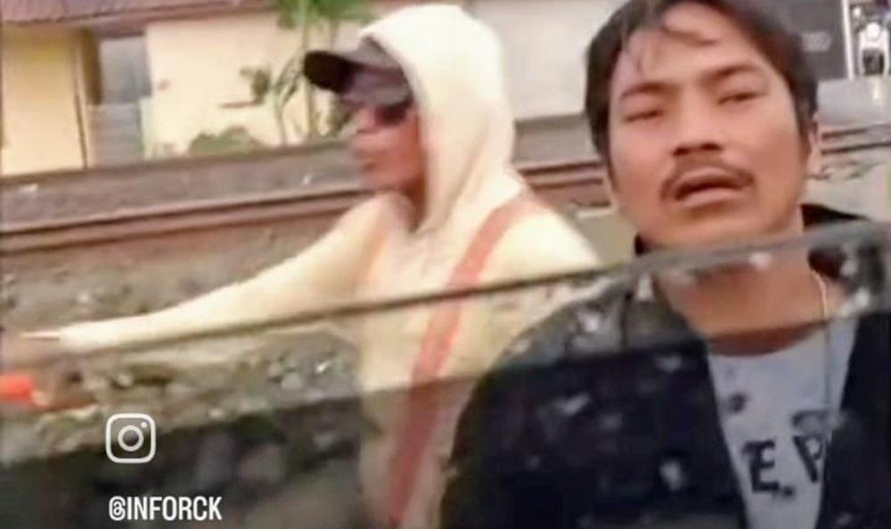 Dua-pria-yang-diduga-melakukan-aksi-pemalakan-di-perlintasan-kereta-api-Rancaekek.jpg