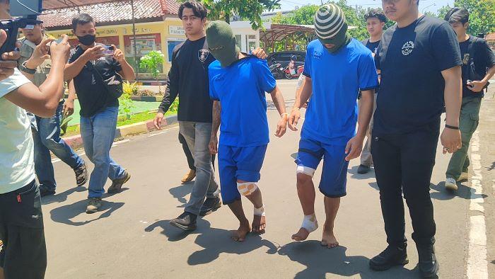 Dua-tersangka-perampokan-di-Indramayu-saat-dihadirkan-polisi-dalam-konferensi-pers.jpg