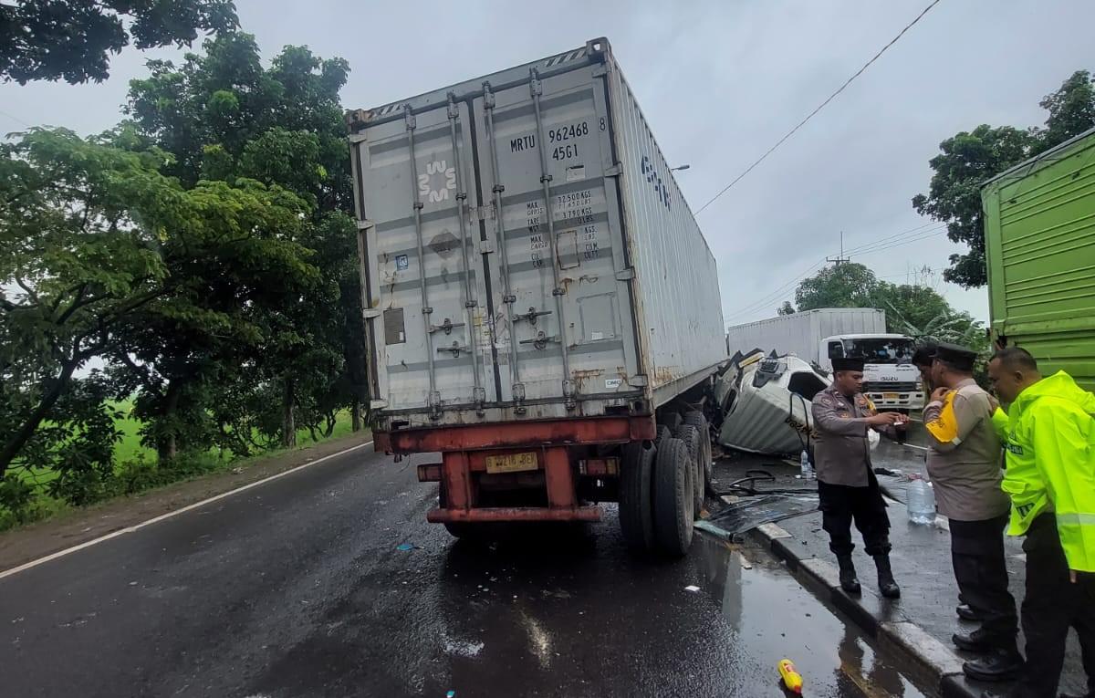 Dua-truk-besar-tabrakan-di-Indramayu_2422023.jpg