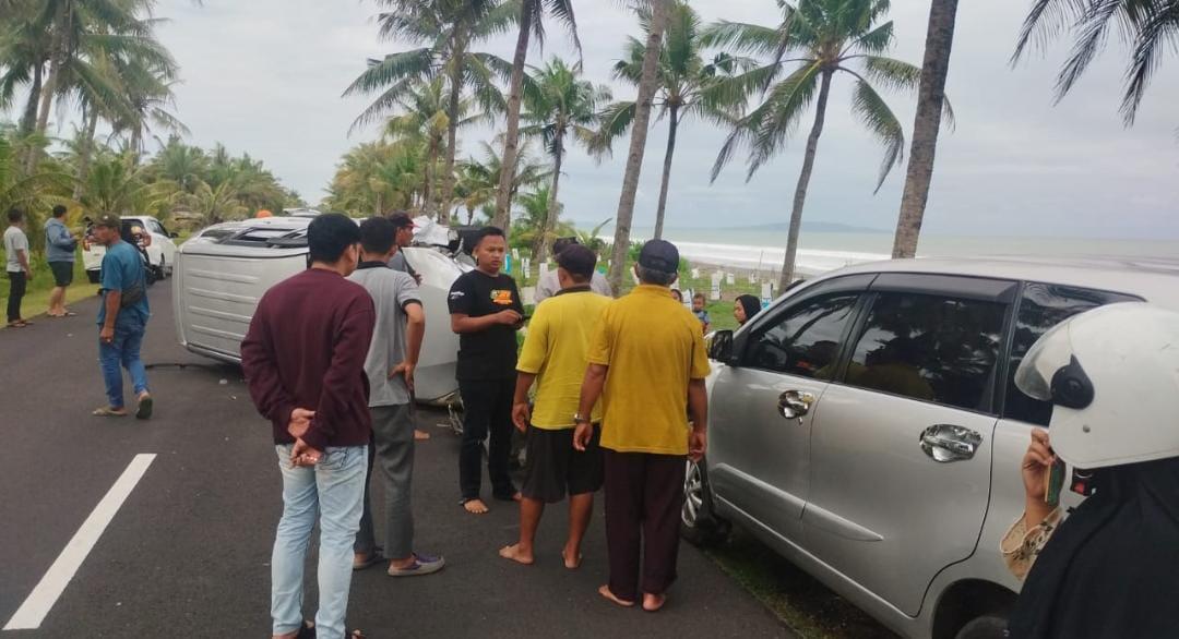 Diduga Hilang Kontrol Ketika Mengemudi, 2 Mobil Wisatawan Kecelakaan di Pangandaran
