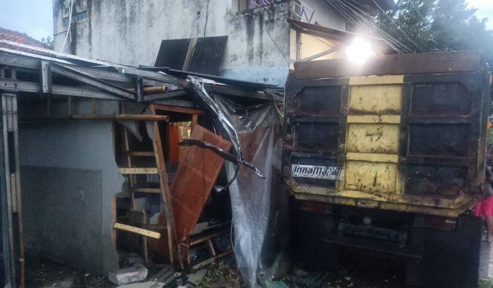 Kecelakaan Maut di Sumedang, Nana Tewas Saat Cuci Angkot, Dihajar Dump Truck
