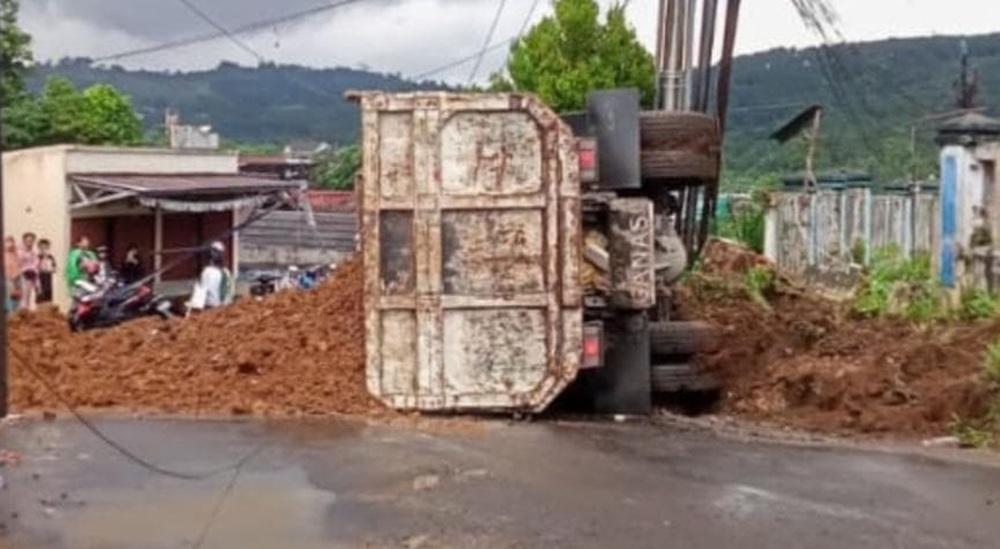 Dump-truk-terguling-menumpahkan-isinya-di-jalan-Alternatif-Cibadak-Sukabumi.jpg