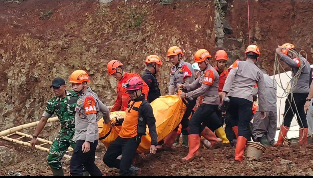 EVAKUASI-TEBING-AMBROL-JATINANGOR.jpg