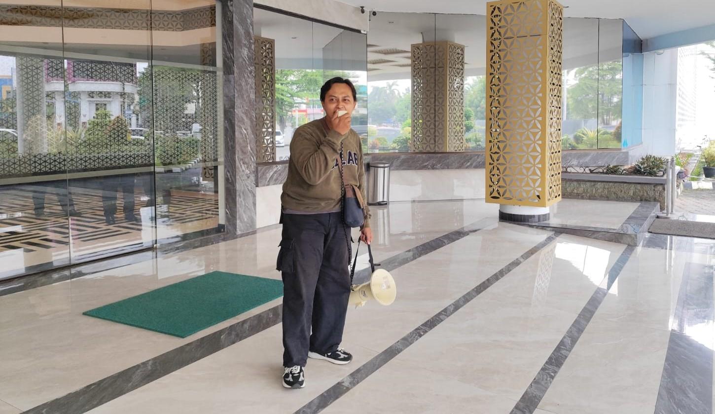 Sosok Edwin, Ayah di Karawang Demo Sendirian di Depan RS Usai Bayi yang 5 Tahun Dinanti Meninggal