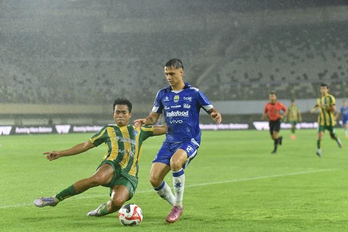Eliano-Reijnders-menggiring-bola-di-laga-PSBS-Biak-vs-Persib-Bandung.jpg