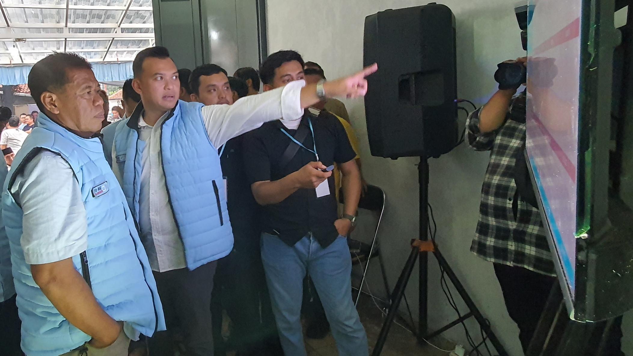 Eman-Suherman-Dena-M-Ramdhan-memantau-hasil-hitung-cepat-Pilkada-Majalengka.jpg