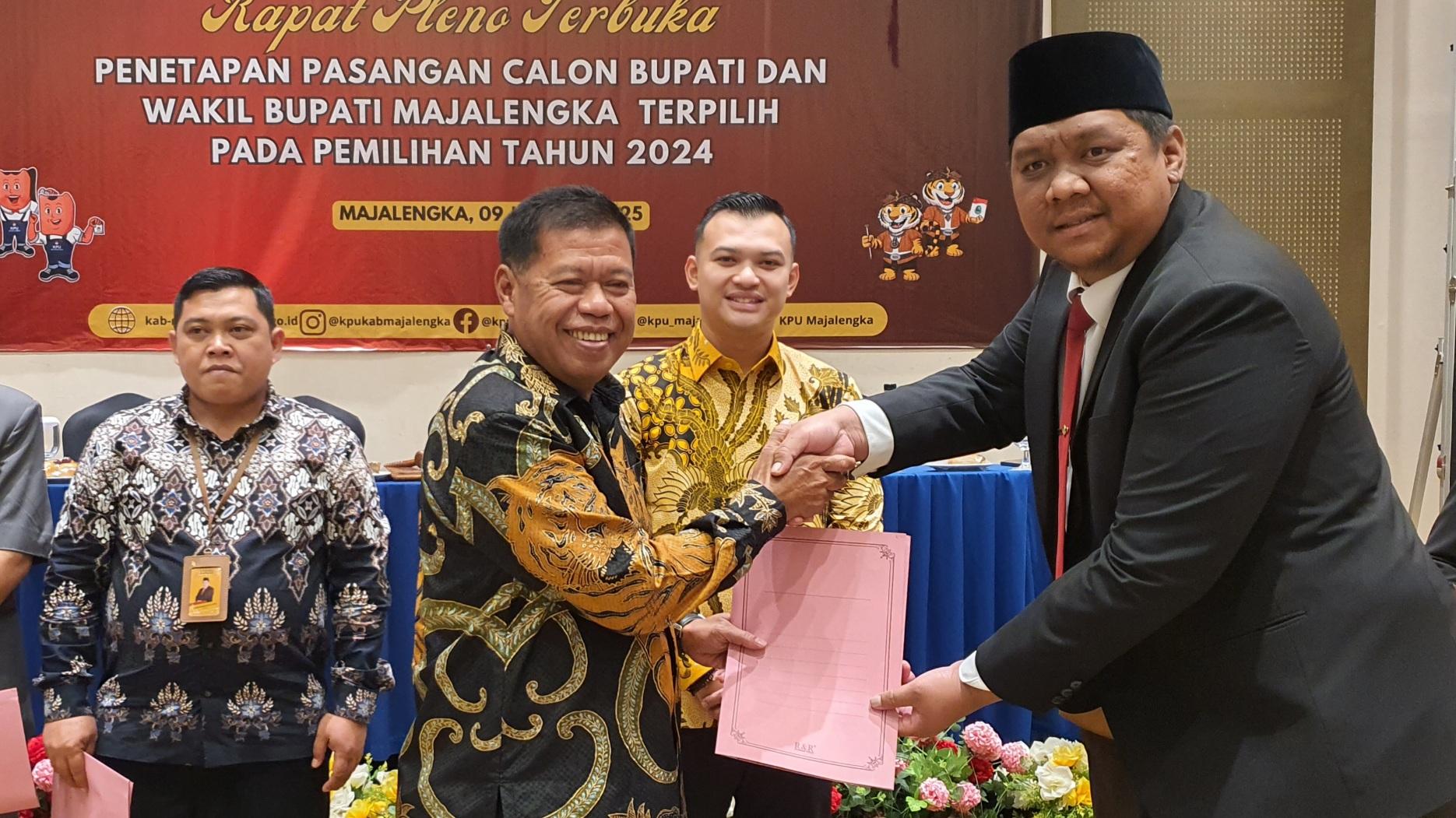 Eman-Suherman-kedua-kiri-saat-menerima-SK-penetapan.jpg