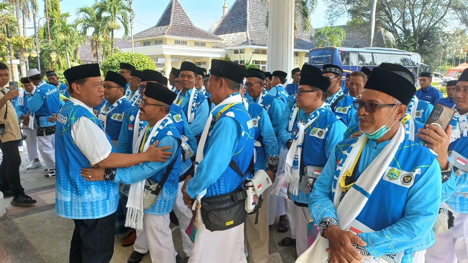 Eman-Suherman-saat-melepas-jamaah-Haji-Majalengka.jpg